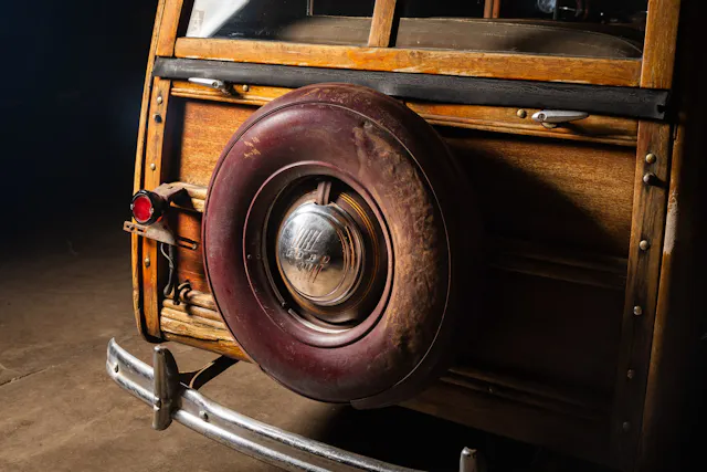 這輛 1946 年 Ford Super Deluxe 旅行車,無懼時光與白蟻的侵蝕